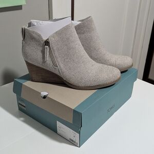 TOMS Women's Goldie Natural Twill shimmer, Wedge Ankle Boots, size 11